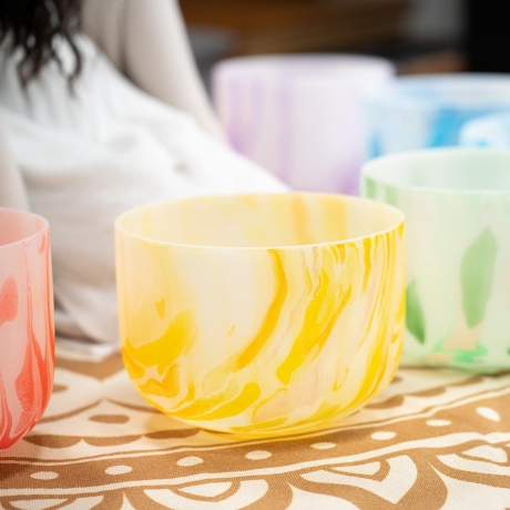 Meinl Sonic Energy 10" Marble Crystal Singing Bowl (E4, Yellow, 432 Hz, Solarplexus Chakra)<br>Fotoğraf: 4/4