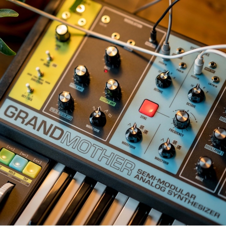 Moog Grandmother Semi-modüler Analog Synthesizer<br>Fotoğraf: 4/5